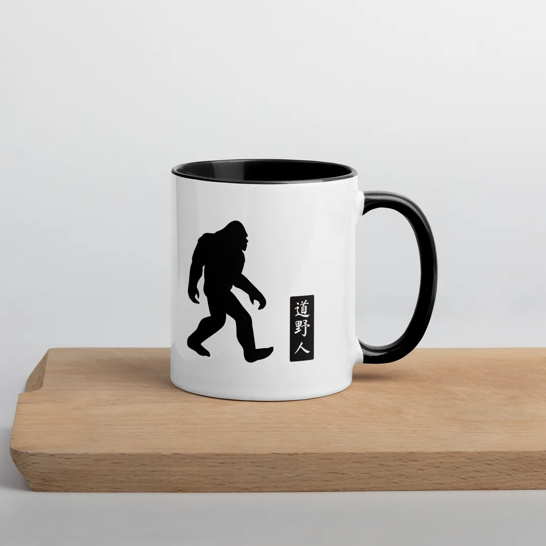 The 道野人 mug on a wooden board.