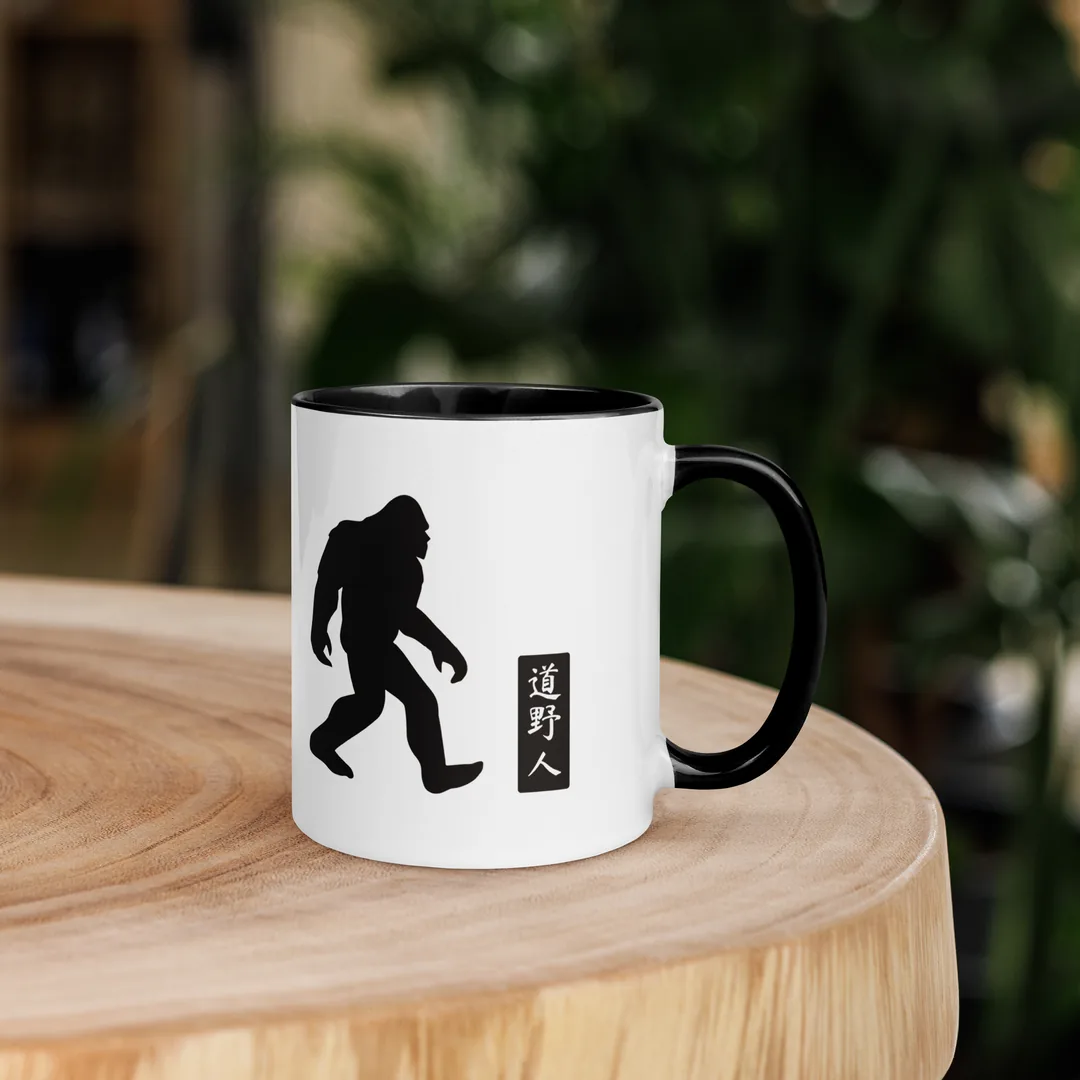 The 道野人 mug on a wooden stump.