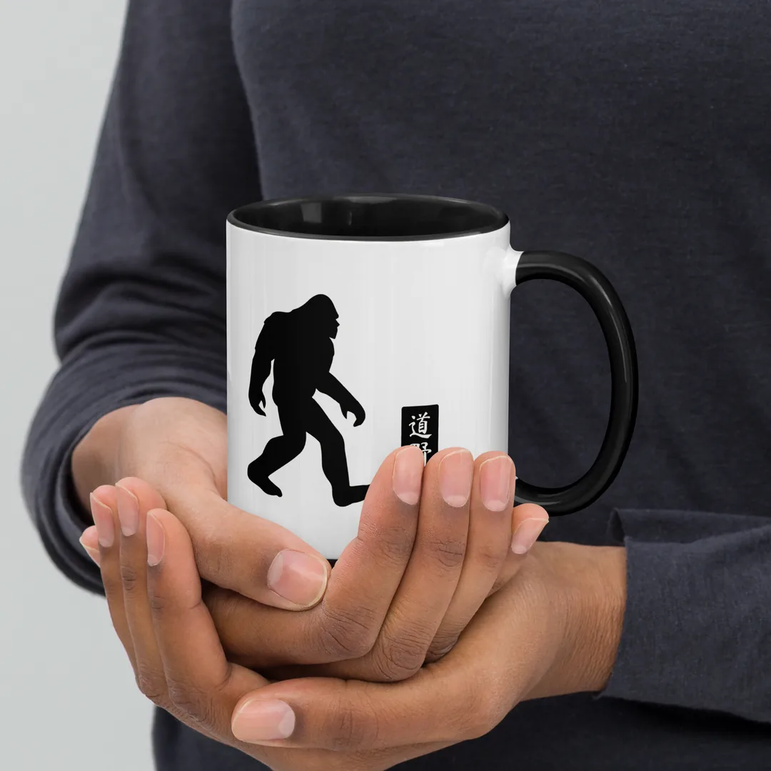 The 道野人 mug, held in two hands.