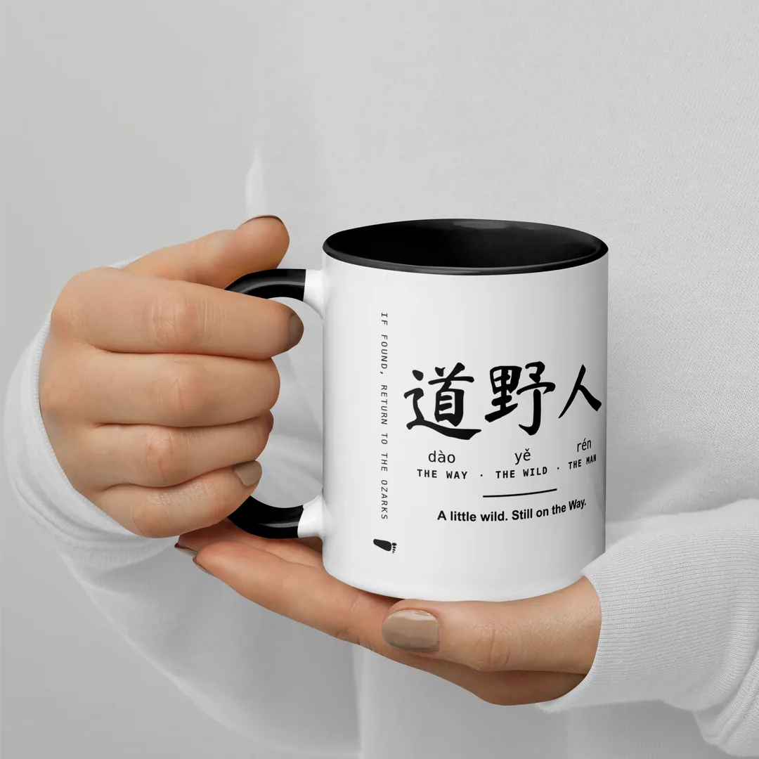 The 道野人 mug, held by the handle.